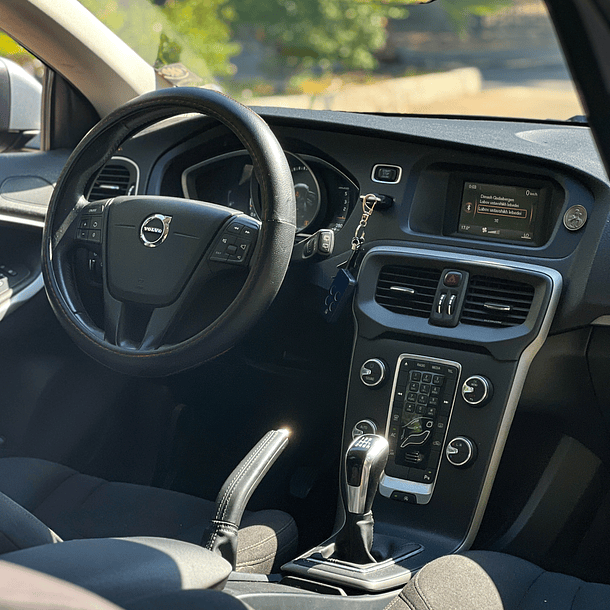 VOLVO V40 2.0 MT 2018 9