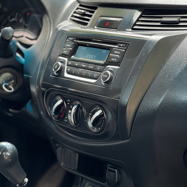 Nissan NP300 SC S 2.3D MT 2018 8