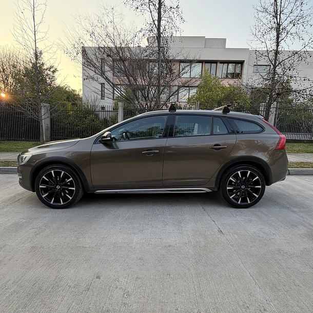 VOLVO V60 CROSS COUNTRY D4 AWD 2.4 PLANTINUM 2