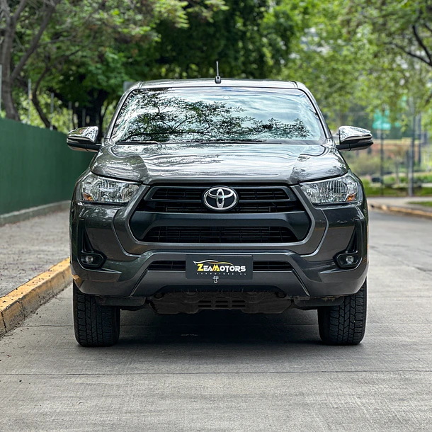 TOYOTA HILUX SR 2.4 DCAB 4X2 MT 2023 3