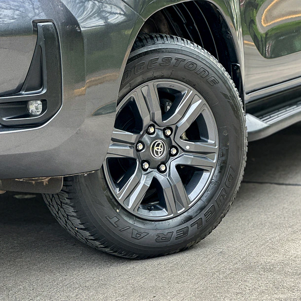 TOYOTA HILUX SR 2.4 DCAB 4X2 MT 2023 6