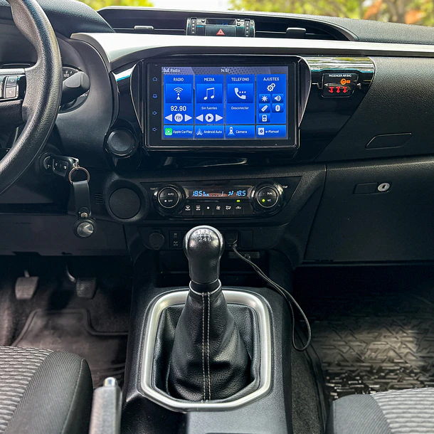 TOYOTA HILUX SR 2.4 DCAB 4X2 MT 2023 9