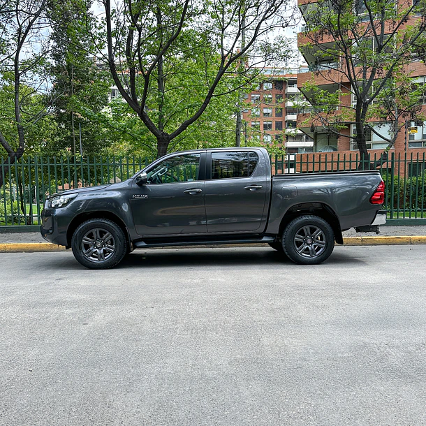 TOYOTA HILUX SR 2.4 DCAB 4X2 MT 2023 2