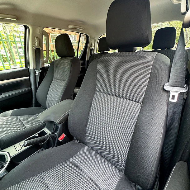 TOYOTA HILUX SR 2.4 DCAB 4X2 MT 2023 14