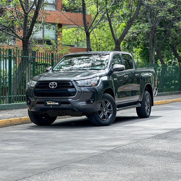 TOYOTA HILUX SR 2.4 DCAB 4X2 MT 2023 1