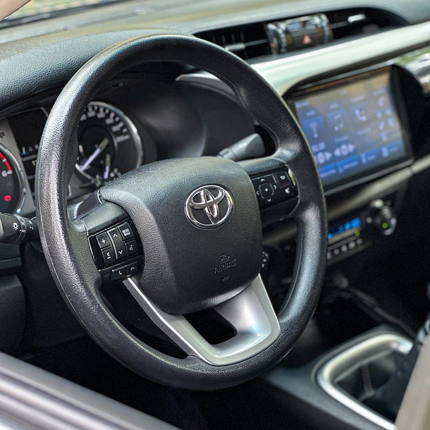 TOYOTA HILUX SR 2.4 DCAB 4X2 MT 2023 7