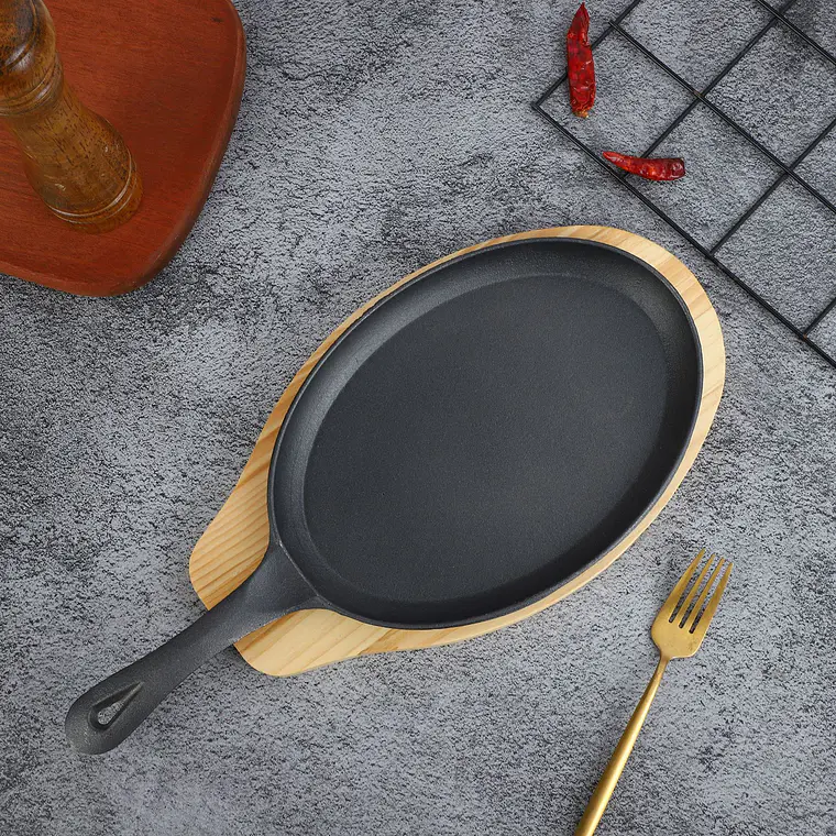 Fajita de Hierro Fundido Ovalada con Base de Madera 26x16cm 2