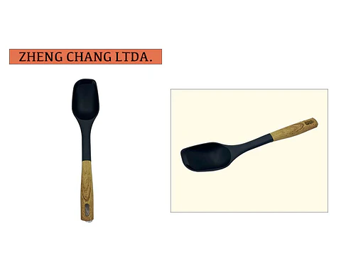 Cuchara plástica negra estilo madera