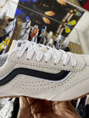 Vans estilo Skool Blanco con detalle Negro 