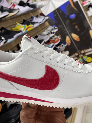 Nike Cortez Blanco con Detalles Rojo 