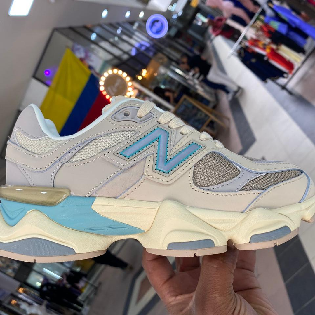New Balance 9060 Gris con Detalles Azul y Gris  1
