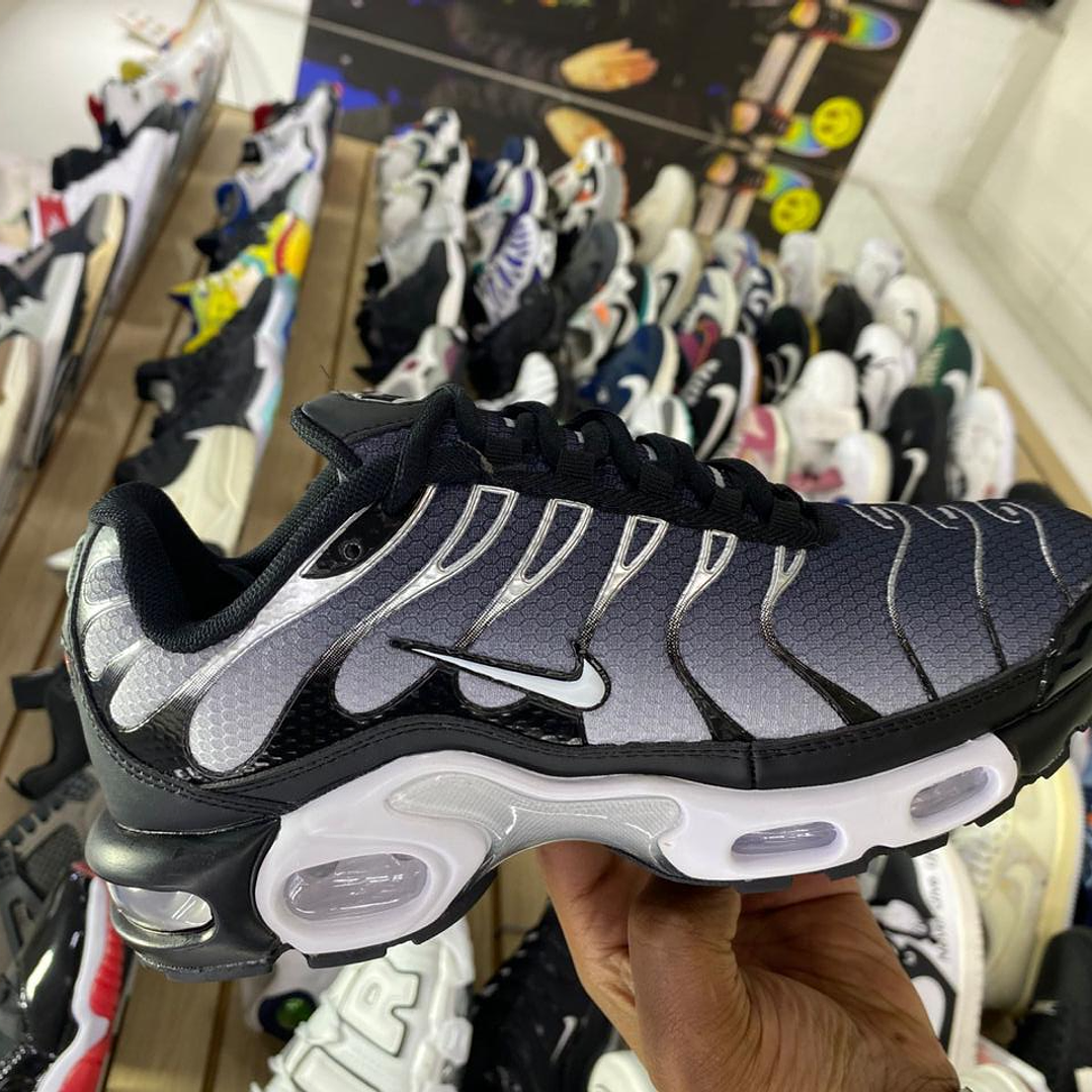 Nike Air Max Plus TN Gris con Detalles Blanco  1
