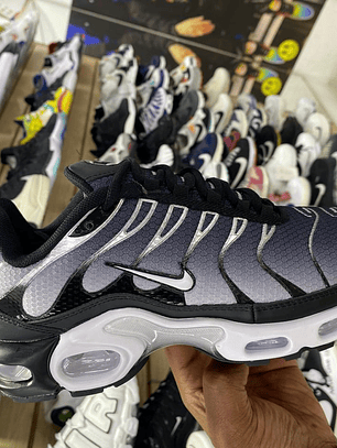 Nike Air Max Plus TN Gris con Detalles Blanco 