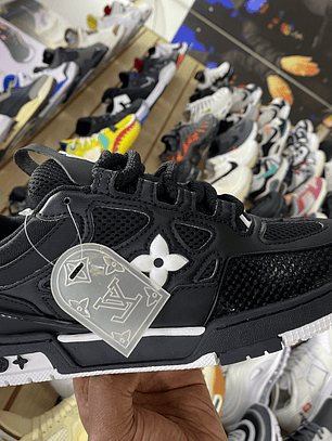 Louis Vuitton Trainer Negro con Detalles Blanco 