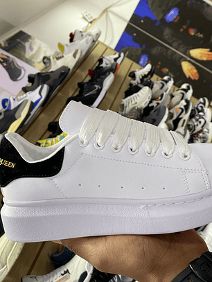 Alexander McQueen Oversized Sneaker Blanco con Detalle Negro 