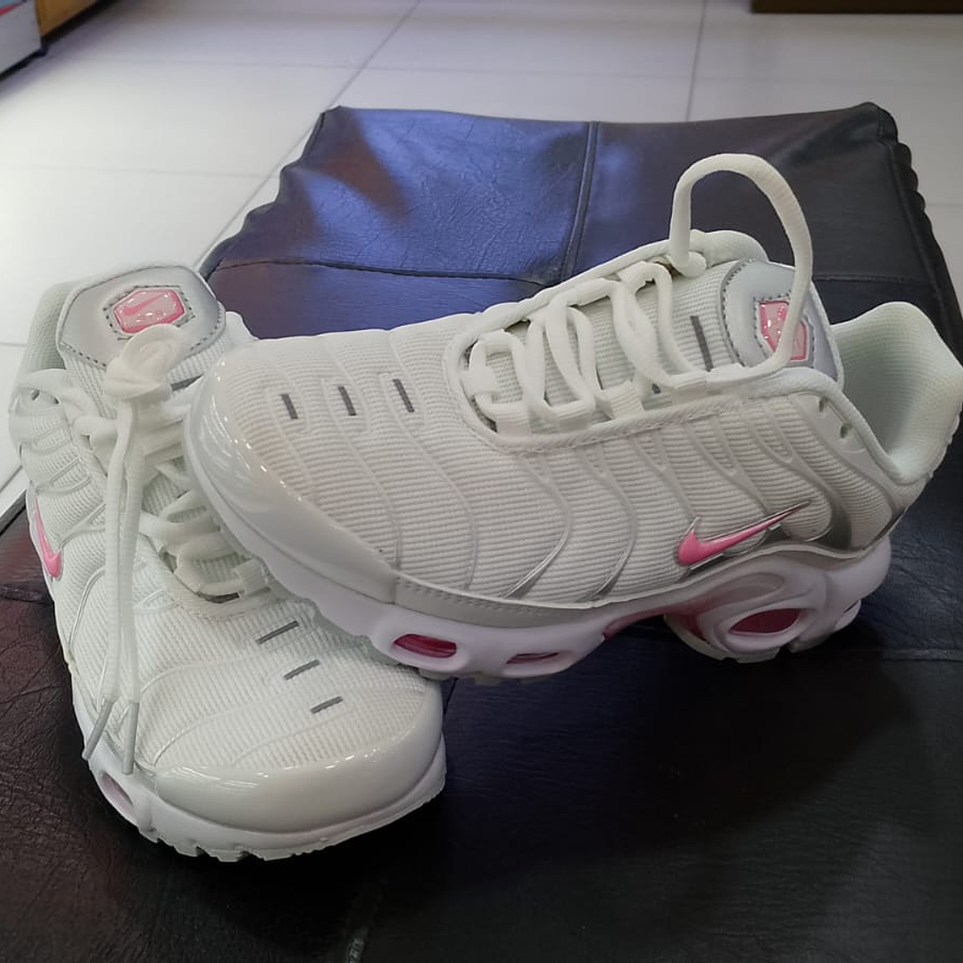 Nike Air Max Plus TN Blanco con detalles Rosa.  2