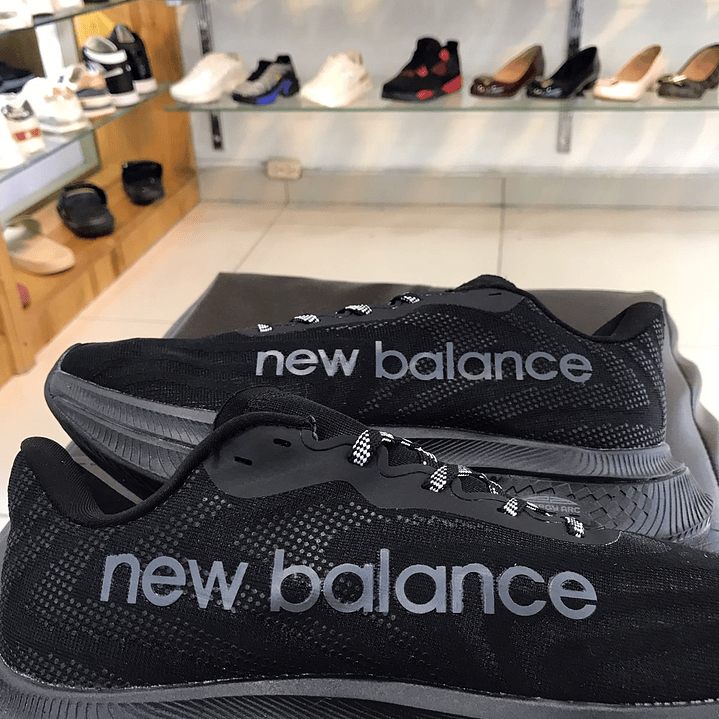 New Balance FuelCell Negro 3