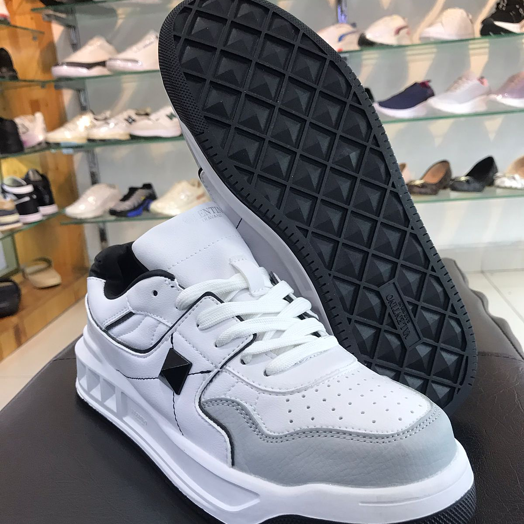 Valentino Garavani One Stud Blanco Negro 3