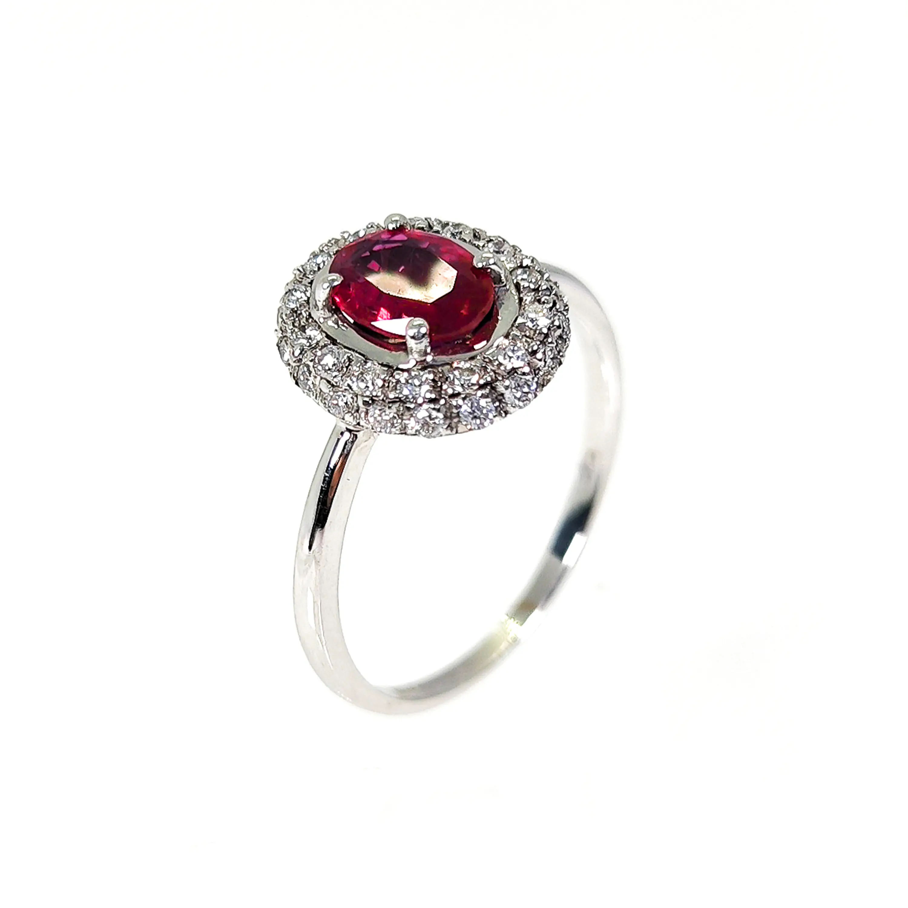 Anillo de oro blanco 18k con rubi central rodeado de diamantes corte brillante de 152 pts peso 3,2 grs 1