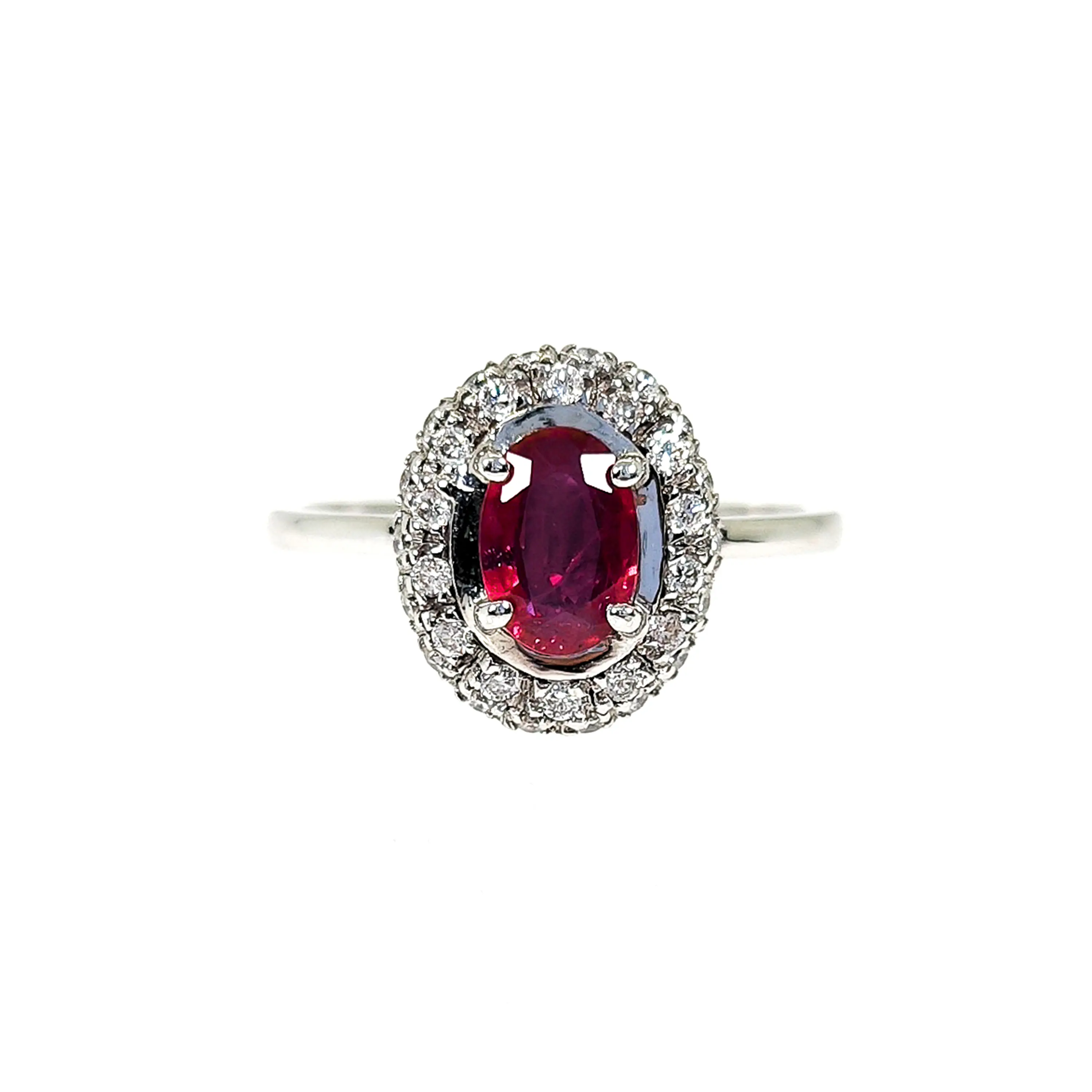 Anillo de oro blanco 18k con rubi central rodeado de diamantes corte brillante de 152 pts peso 3,2 grs 2