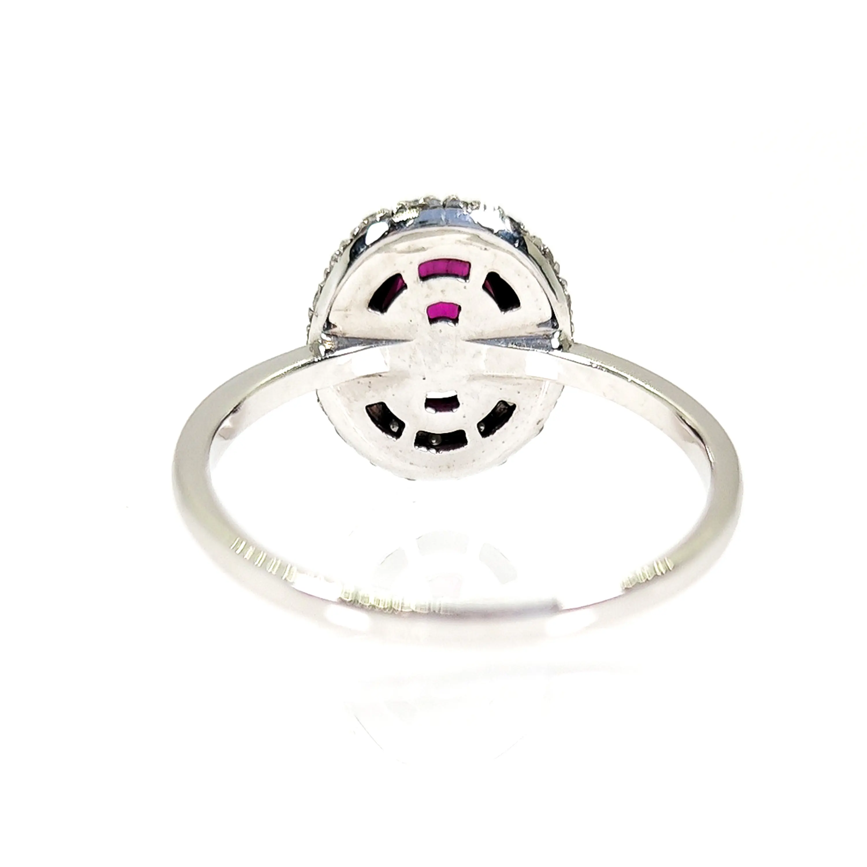 Anillo de oro blanco 18k con rubi central rodeado de diamantes corte brillante de 152 pts peso 3,2 grs 3