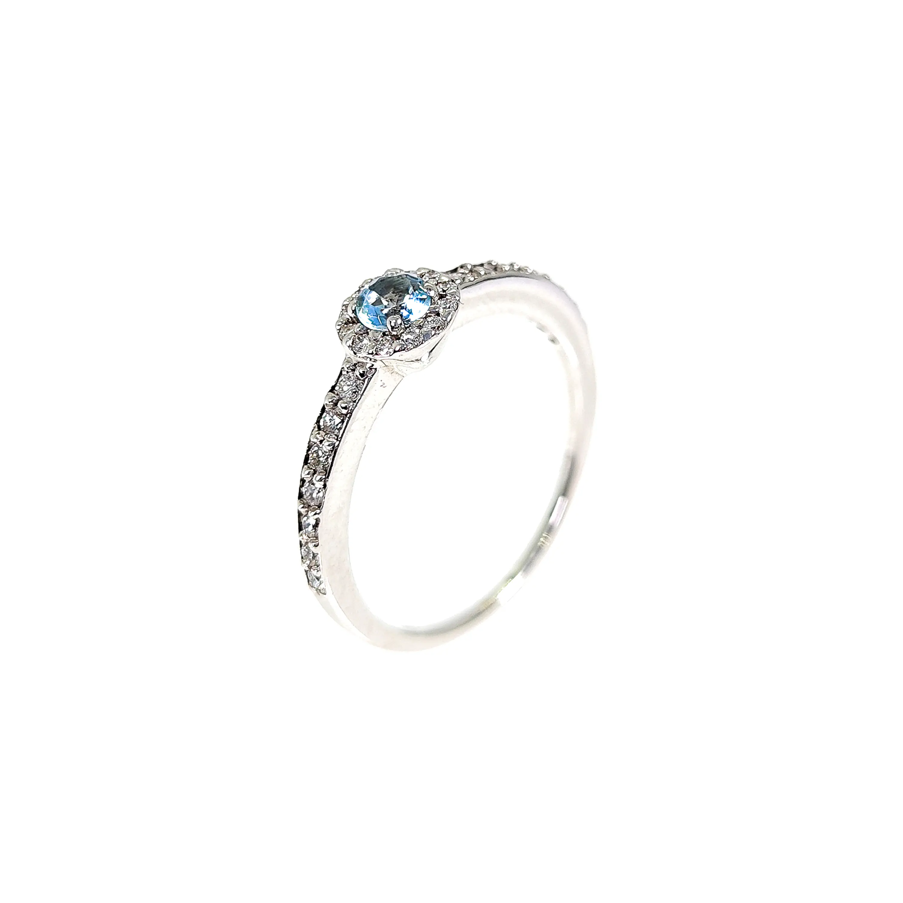 Anillo de oro blanco 18k con aguamarina central rodeado de diamante a medio cintillo corte brillante de 77 pts peso 3,6 grs 2