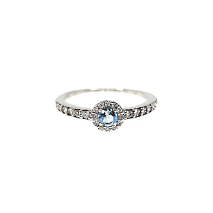 Anillo de oro blanco 18k con aguamarina central rodeado de diamante a medio cintillo corte brillante de 77 pts peso 3,6 grs