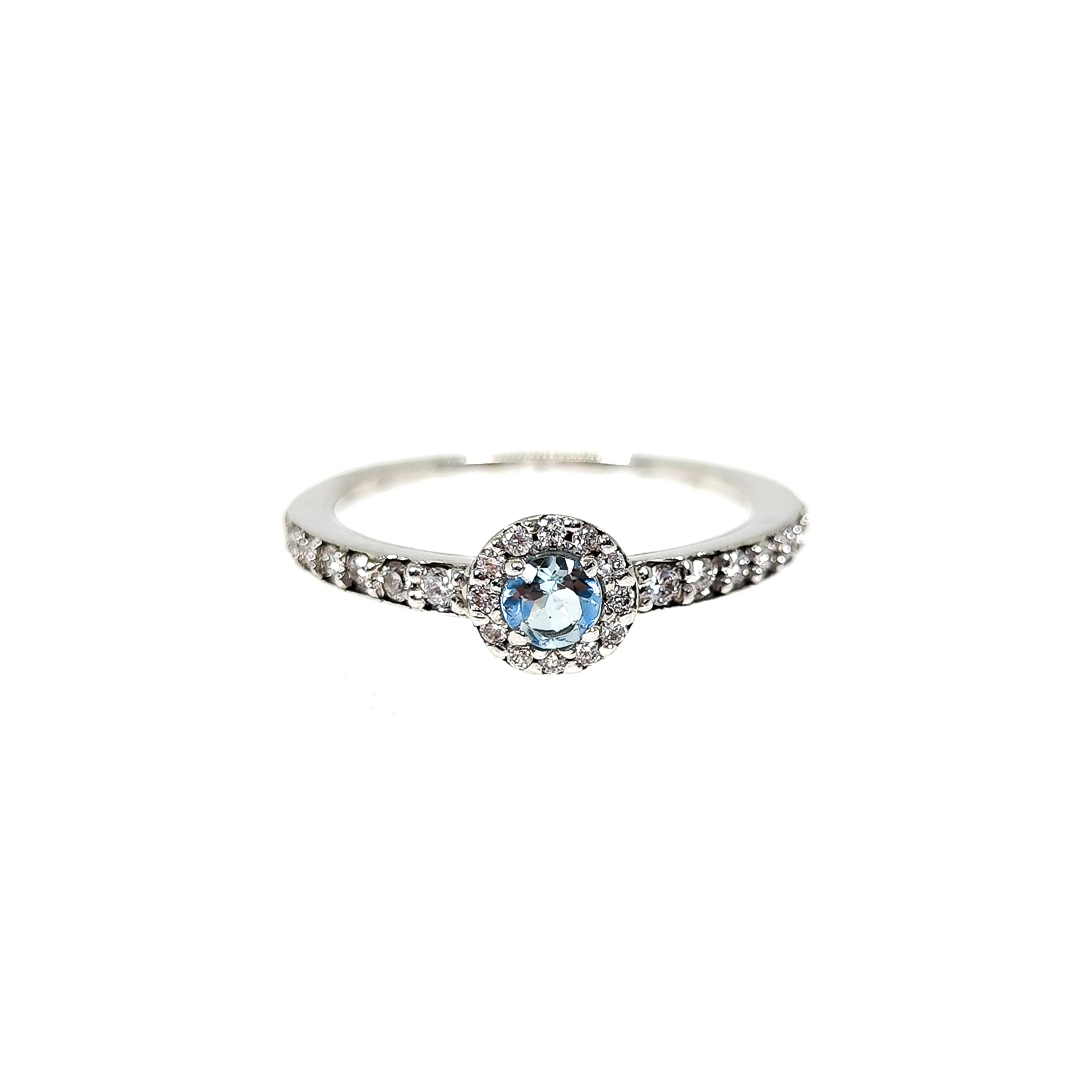 Anillo de oro blanco 18k con aguamarina central rodeado de diamante a medio cintillo corte brillante de 77 pts peso 3,6 grs 1