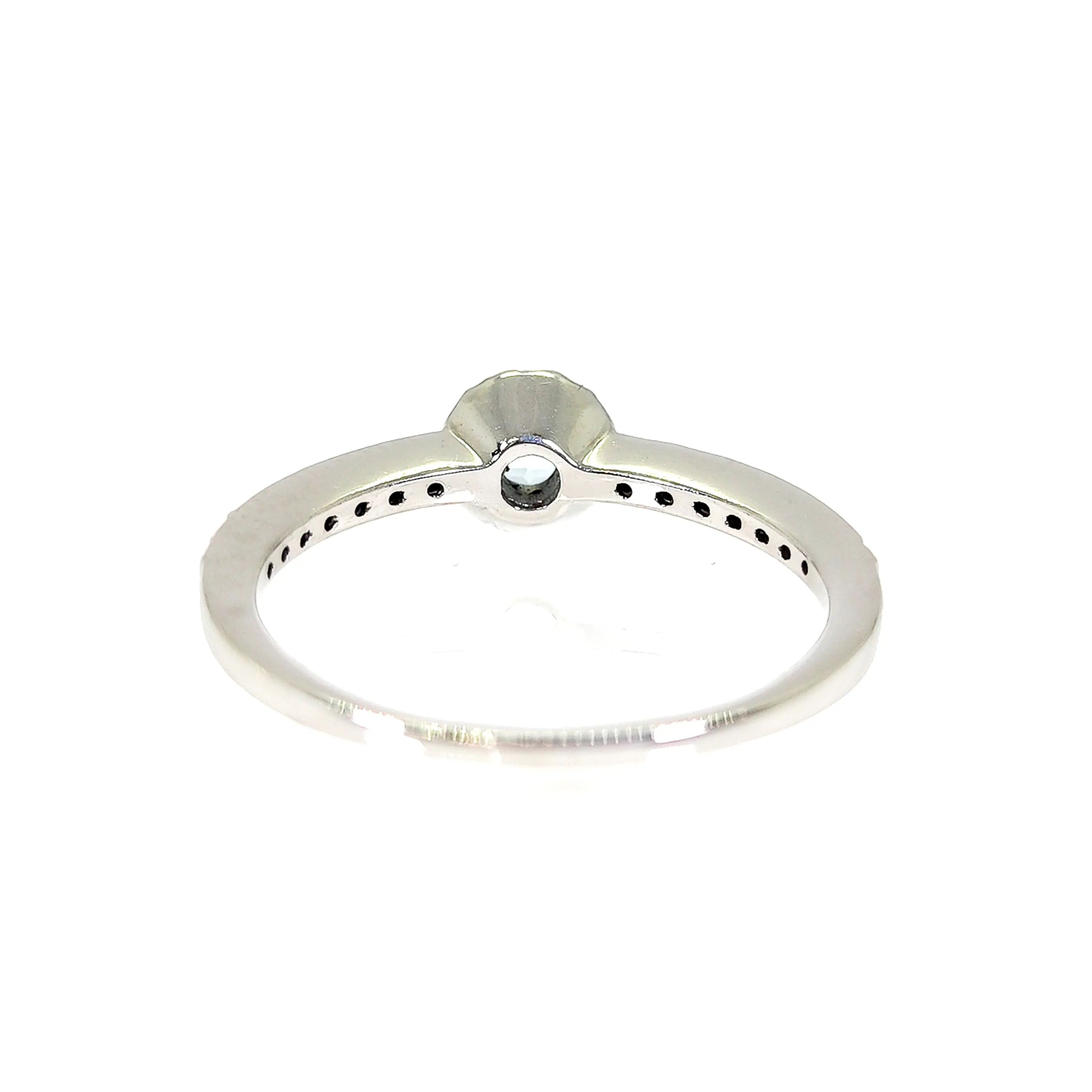 Anillo de oro blanco 18k con aguamarina central rodeado de diamante a medio cintillo corte brillante de 77 pts peso 3,6 grs 3