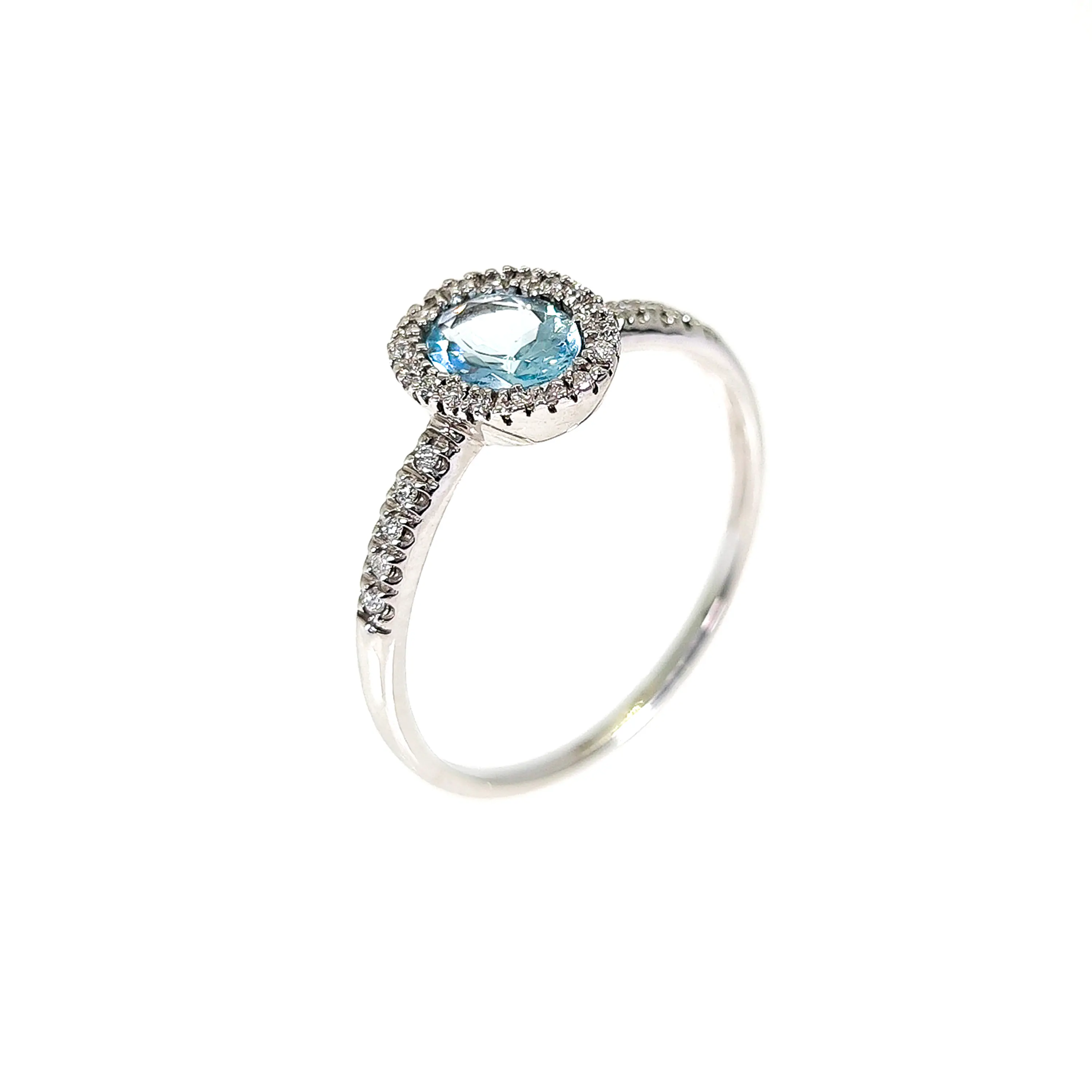 Anillo de oro blanco de 14k con aguamarina central rodeado de diamantes brillante, 89 pts peso 2,3 grs 2