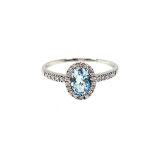 Anillo de oro blanco de 14k con aguamarina central rodeado de diamantes brillante, 89 pts peso 2,3 grs