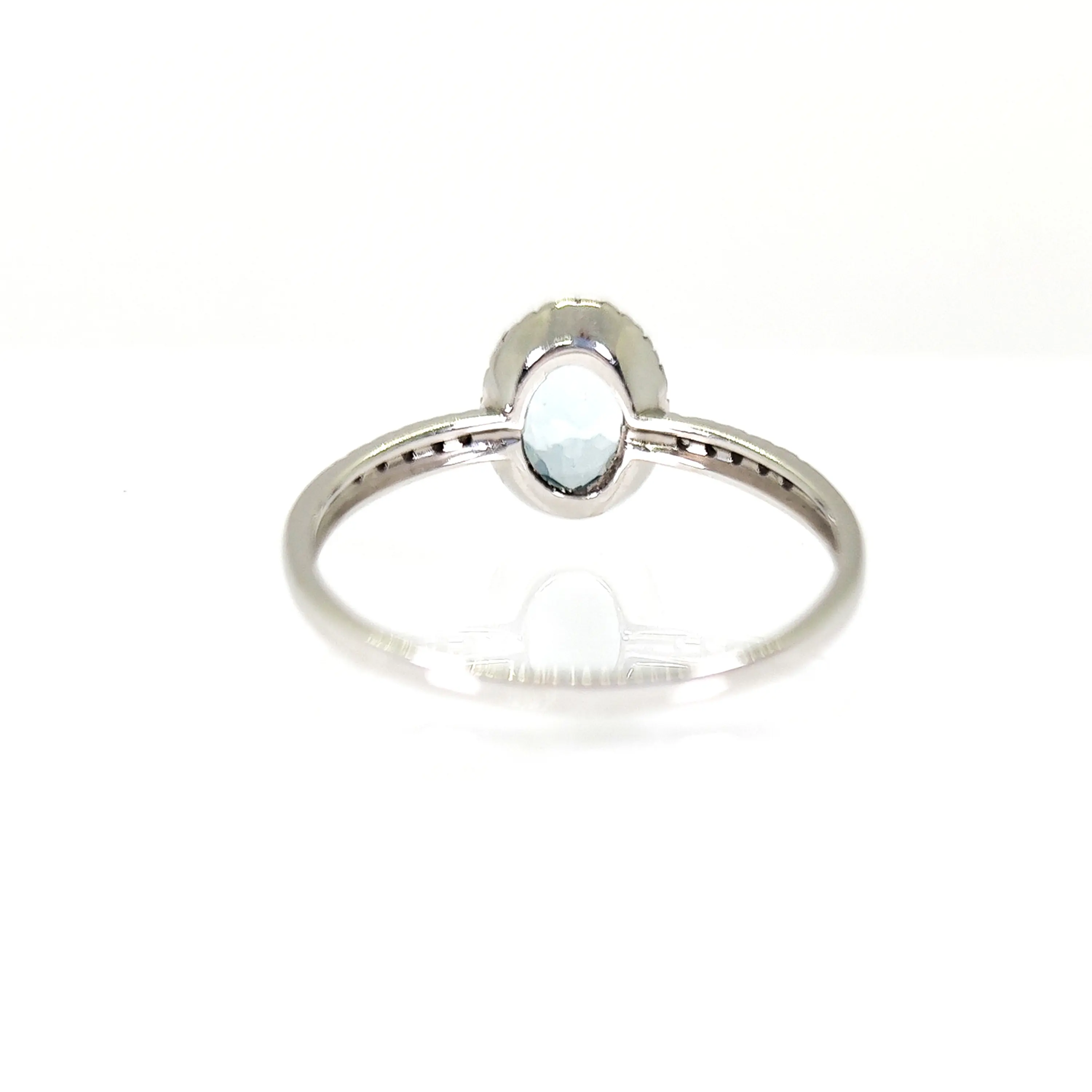 Anillo de oro blanco de 14k con aguamarina central rodeado de diamantes brillante, 89 pts peso 2,3 grs 3