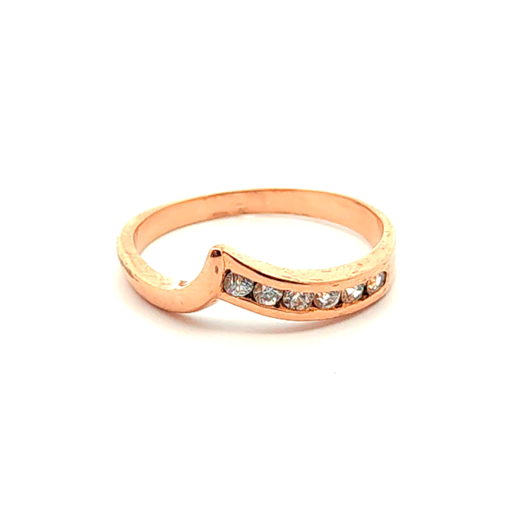 Anillo de oro 18k con punta y micro piedras incoloras, peso 2,68 grs y talla 16 2