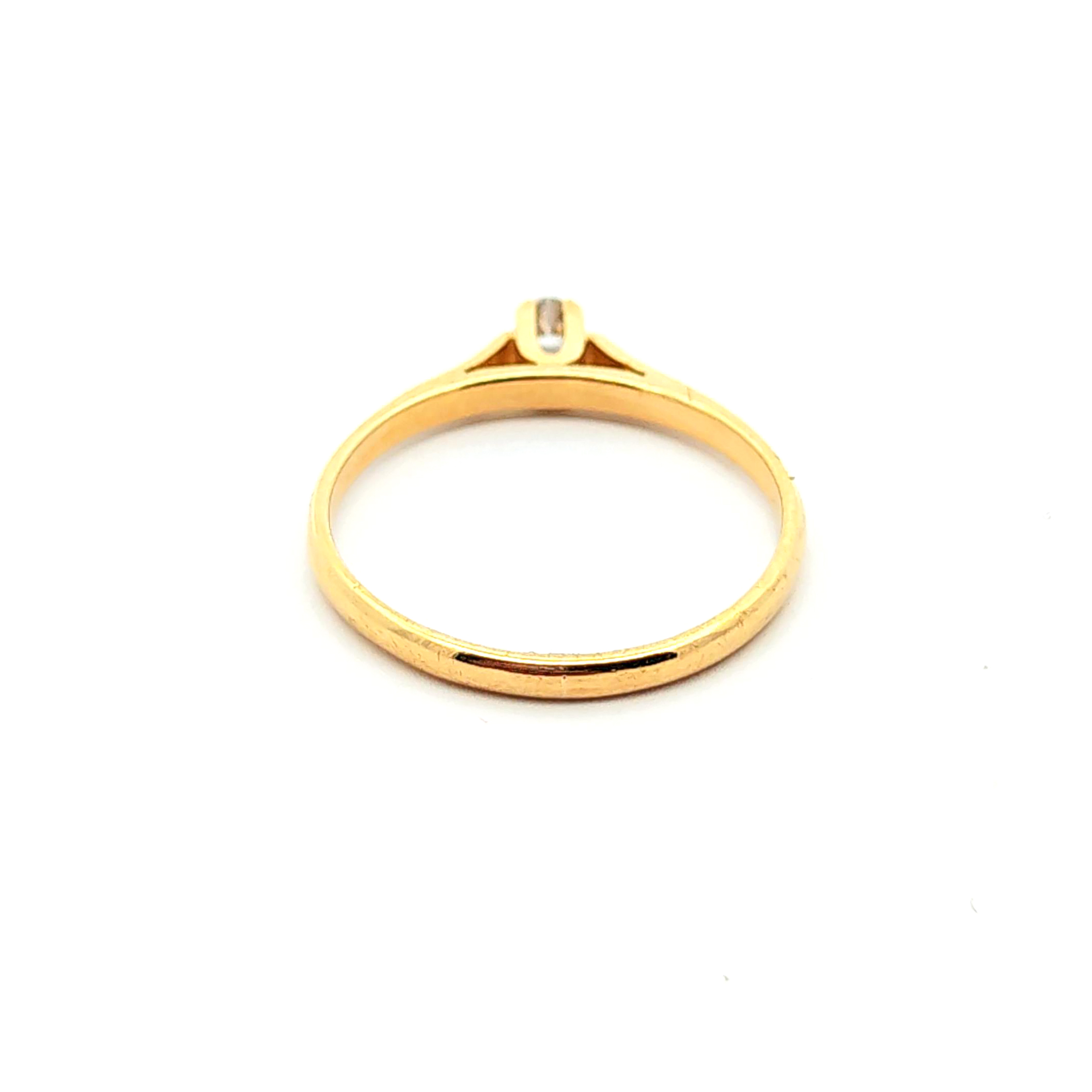 Anillo de oro 18k modelo solitario, peso 2,45 grs, Talla 19 4