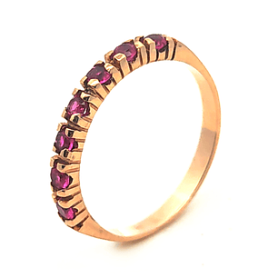 Anillo de oro 18k medio cintillo con piedras fucsias, peso 2,53 grs, talla 18