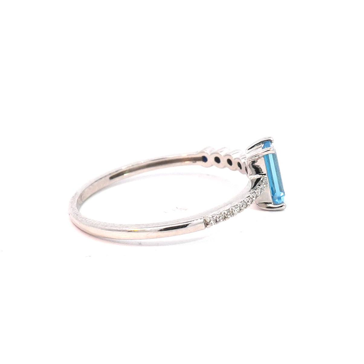 Anillo Oro 18K Peso:1.40 Gr. / Talla : 15.00 / 8 Puntos 4